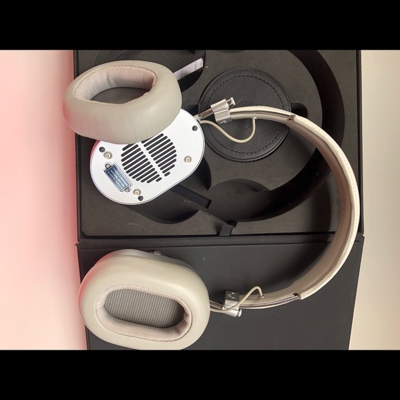Master & Dynamic MH40 Headphones - Picture 3 of 4